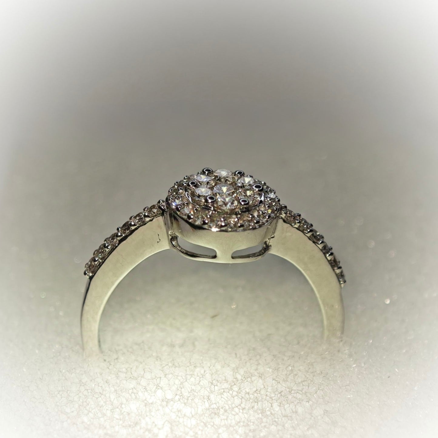 18K DIAMOND RING