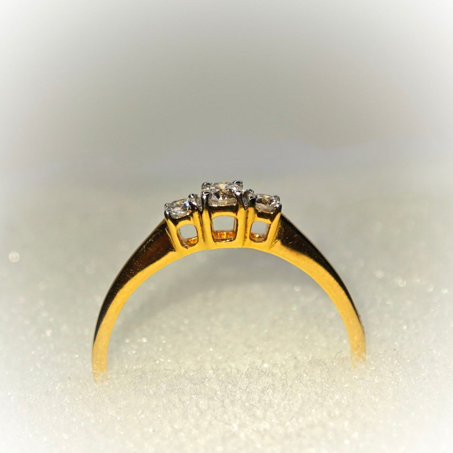 18K DIAMOND RING